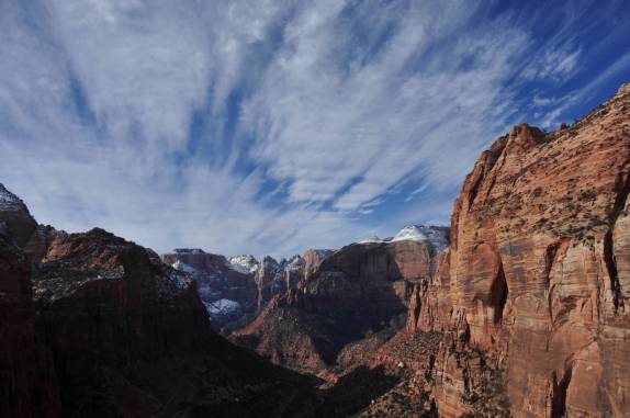Até as montanhas ficam pequenas sob o belíssimo céu do Zion National Park, em Utah, nos Estados Unidos